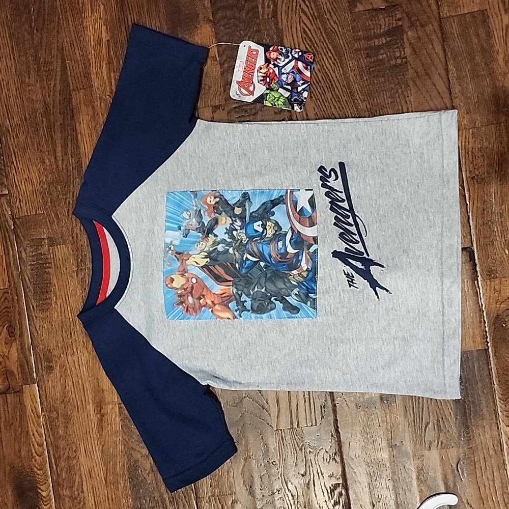 NWT Marvel Avengers T-Shirt Size Small (6/7)